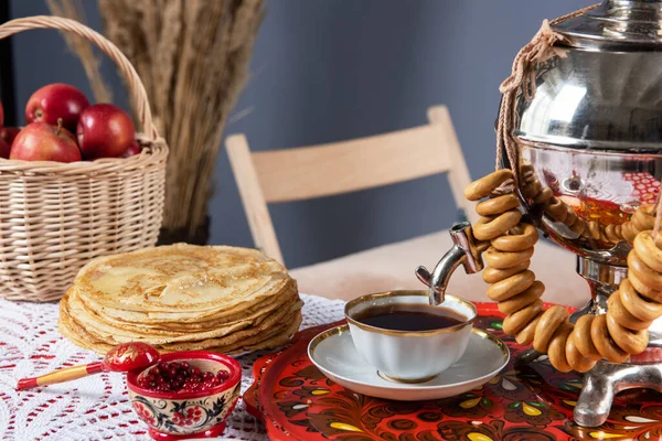 Panqueques rusos blini con taza de té samovar y secado en la mesa —  Fotos de Stock