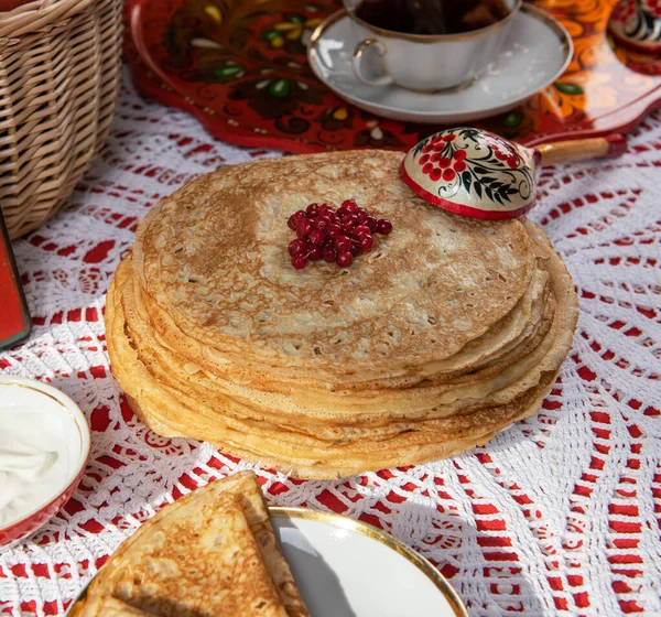 Російський млинець blini з ягодами і сметаним вершком Ліцензійні Стокові Фото