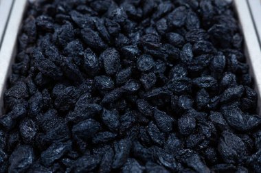 Yiyecek pazarında kurutulmuş meyve ve fındık.