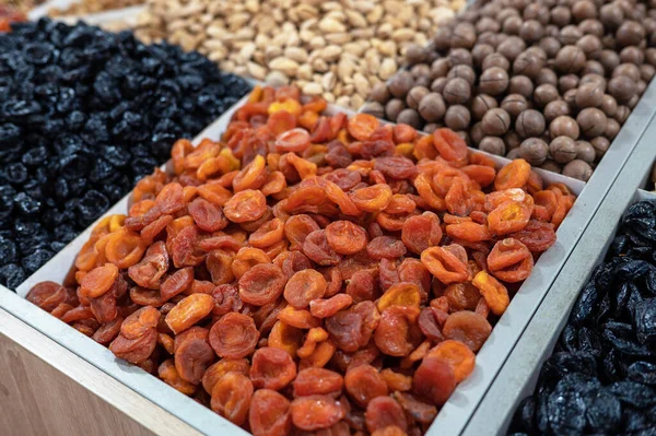 Frutas secas y frutos secos en el mercado alimentario — Foto de Stock