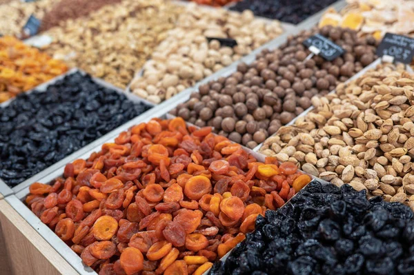 Frutas secas y frutos secos en el mercado alimentario — Foto de Stock