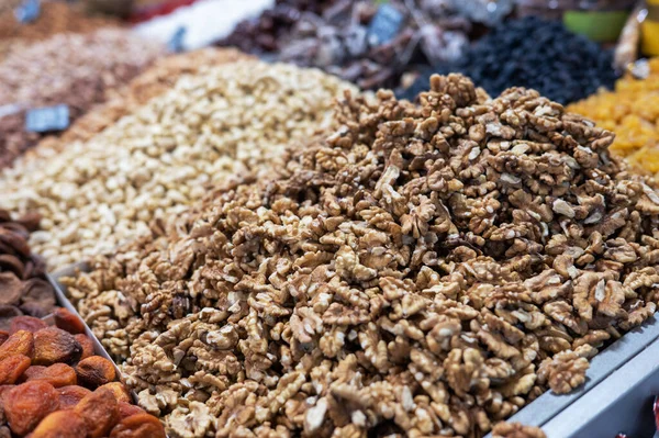 Frutas secas y frutos secos en el mercado alimentario — Foto de Stock