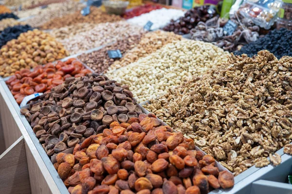 Frutas secas y frutos secos en el mercado alimentario — Foto de Stock