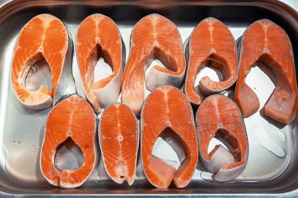 Стейки лосося крупным планом на рынке — стоковое фото
