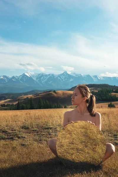 Kvinna i blå klänning på sommaren Altai bergen — Stockfoto