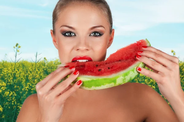 Meisje bedrijf segment van watermeloen — Stockfoto