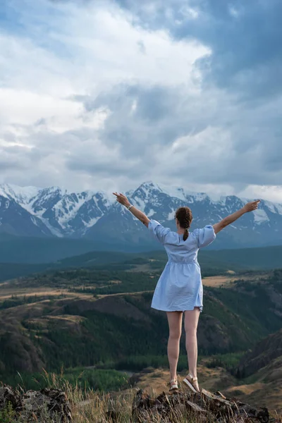 夏の青いドレスの女性アルタイ山脈 — ストック写真