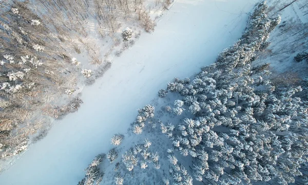 Замерзшая Река Посреди Лесной Лестницы Над Беспилотником — стоковое фото