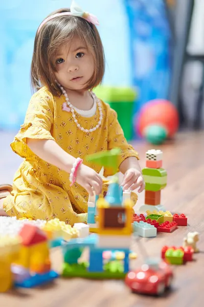 漂亮的小女孩在房子里玩五颜六色的方块 — 图库照片