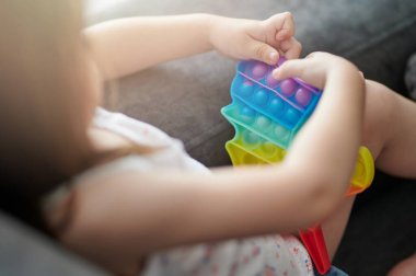 Çocuk ellerinde eğlenceli popit oyuncağı Makro yakın görünüm