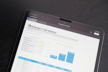 New York, ABD - 5 Ekim 2021: Tablet ekrandaki ipotek hesap tablosu tablosu tablosu görünümleri kapat