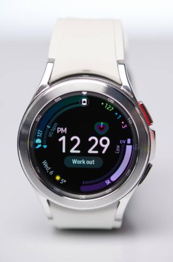 New York, ABD - 6 Ekim 2021: Samsung galaksisi ana menüsü beyaz stüdyo arka planında izole edildi