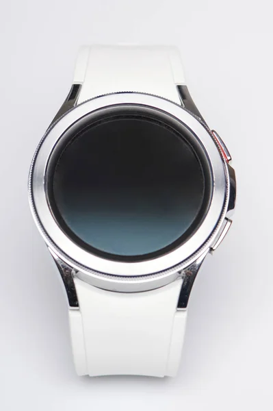 Vista Frontal Smartwatch Com Pulseira Branca Isolada — Fotografia de Stock