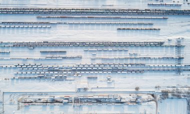 Demiryolu kargo merkezi yükleme terminali İHA görüntüsünün üstünde