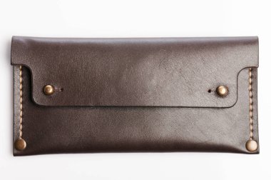 Kahverengi uzun deri cüzdan beyaz stüdyo arka planında izole edilmiş.