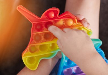 Çocuk oyuncak makro oynuyor. Görüntüyü kapatın.