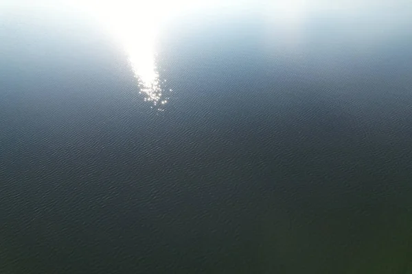 波紋と太陽の反射空中ビューと湖の水面 — ストック写真