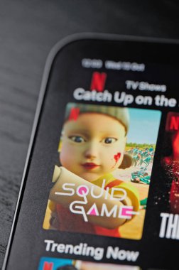 New York, ABD - 13 Ekim 2021: Netflix platformunda mürekkep balığı oyunu serisi