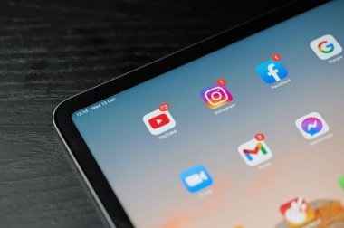 New York, ABD - 13 Ekim 2021: İPad ekranındaki sosyal medya uygulamaları