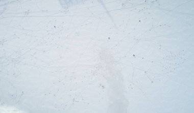 Donmuş nehirdeki balıkçılar en üstteki dron hava görüntüsünün üzerinde.