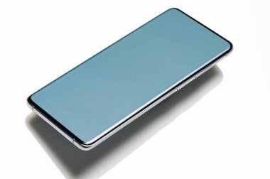 Modern akıllı telefon beyaz arka plan üzerinde uçar, gölge izole olur.