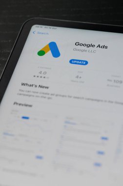 New York, ABD - 15 Ekim 2021: Akıllı telefon ekranına google reklamları uygulaması yükle