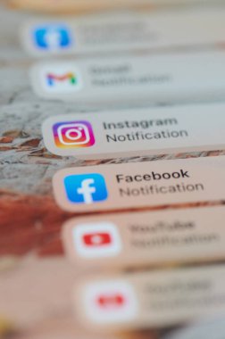 New York, ABD - 15 Ekim 2021: Akıllı telefon ekranında Facebook tebligatı