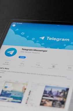 New York, ABD - 15 Ekim 2021: Akıllı telefon ekranına telgraf kuryesi yükle
