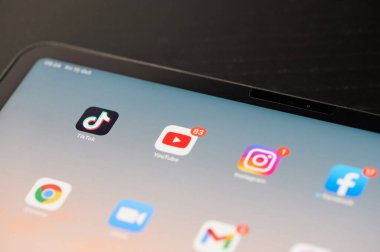 New York, ABD - 15 Ekim 2021: Akıllı telefondaki sosyal medya uygulamaları