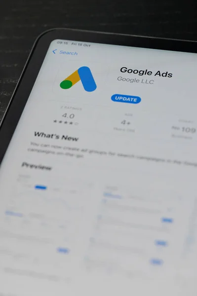 Nueva York Octubre 2021 Instalar Aplicación Anuncios Google Smartphonescreen Vista Imágenes De Stock Sin Royalties Gratis