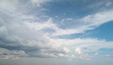 Hava açık iken yağmur teması arkaplanına geçiş
