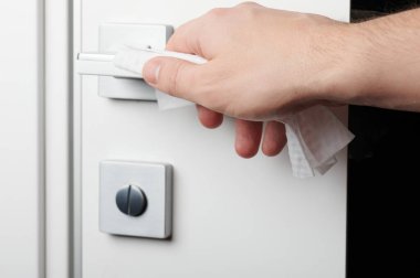 Halka açık alanda insan koruma teması. Islak ıslak mendilli kapı.