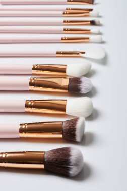 Yeni temiz makyaj sıraları beyaz arkaplanda farklı boyutlarda fırçalar