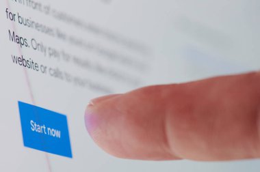 New York, ABD - 27 Ekim 2020: Şimdi başlat düğmesine bas ve ekranı kapat görünümü kapat