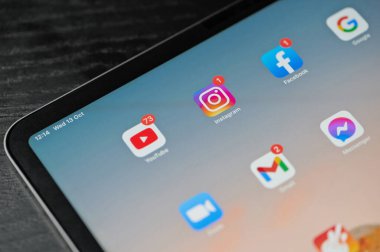 New York, ABD - 13 Ekim 2021: Youtube, facebook ve instagram uygulamaları ipad ekranında yakın görüntüleme