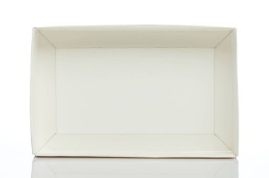 Beyaz stüdyo arka planında izole edilmiş dikdörtgen kağıt açık kutu