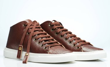 Beyaz, zarif tabanlı bir çift deri spor ayakkabı.