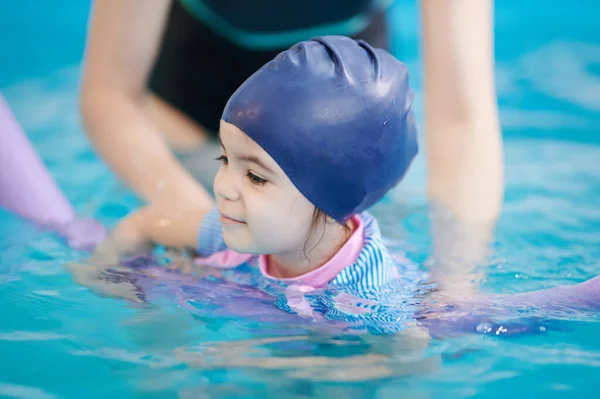 Enseñando Los Niños Nadar Agua Azul Piscina — Foto de Stock