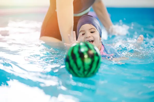 Chica Sonrisa Feliz Tratando Atrapar Pelota Piscina Las Clases Natación — Foto de Stock