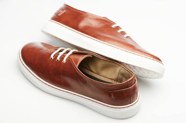 Beyaz stüdyo arka planında izole edilmiş temiz kahverengi deri ayakkabılar