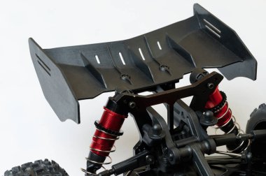 R.C. arabasının arka kanadı stüdyo arka planında izole edilmiş.