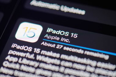 New York, ABD - 20 Eylül 2021: ipad ios 15 güncelleme ekranını kapat
