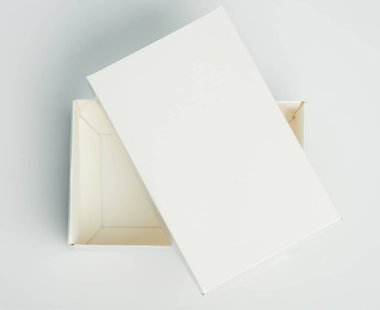 Stüdyo arka planında izole edilmiş beyaz hediye paketi.