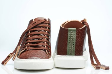 Spor ayakkabılarının arkası ve önü beyaz stüdyo arka planında izole edilmiş.