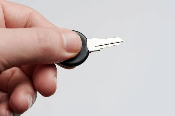 Μικρό Κλειδί Στο Χέρι Απομονώνονται Στούντιο Φόντο Μακροσκοπική Προβολή — Φωτογραφία Αρχείου