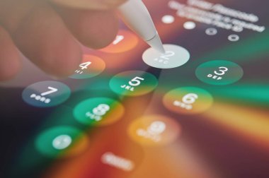 New York, ABD - 24 Eylül 2021: Kalem ekranı kullanarak parola ekranını kapatmak için numaralar giriliyor