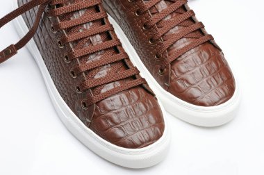 El yapımı kahverengi ayakkabılar. Perspektif görünüş izole.