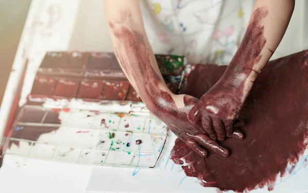 Sujo Com Mãos Criança Pintura Sobre Rable Fundo Acima Vista — Fotografia de Stock