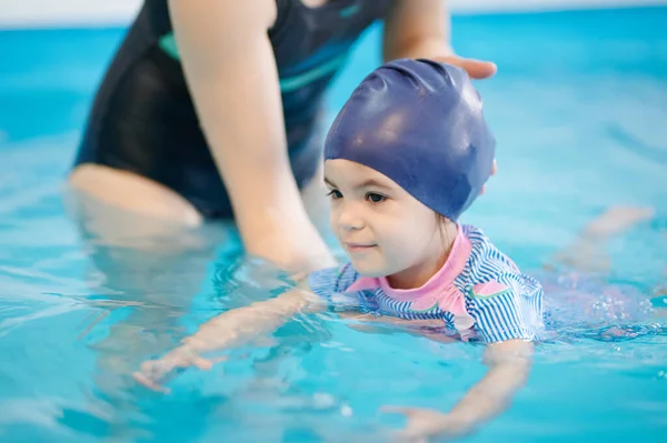 Aprender Nadar Desde Tema Infancia Niño Nadando Agua Azul Piscina — Foto de Stock