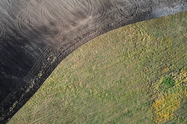 Ciemne Pola Uprawne Obok Anteny Pastwiskowej Nad Widokiem Góry — Zdjęcie stockowe